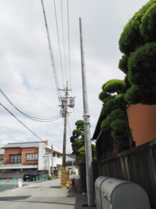 やっと付け替えられるか「どうした？この電柱」
