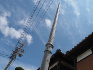 やっと付け替えられるか「どうした？この電柱」