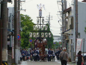 御樋代木奉迎送行事を盛り上げる石取祭の祭車