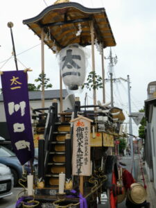 御樋代木奉迎送行事を盛り上げる石取祭の祭車