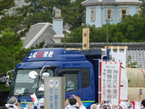 住吉浦へ到着する木曽(上松町)からの御樋代木