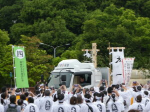 住吉浦へ到着する裏木曽(中津川市)からの御樋代木