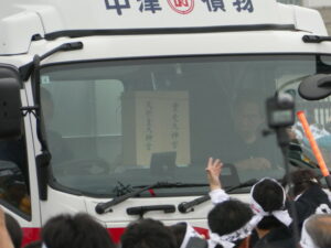 裏木曽(中津川市)からの御樋代木を載せたトラック(住吉浦)
