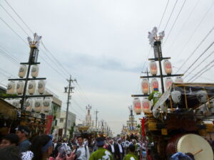 御樋代木奉迎送行事を盛り上げる石取祭の祭車