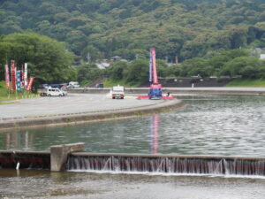 御樋代木の奉曳準備(五十鈴川の右岸)