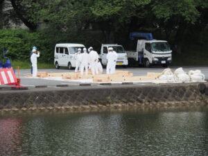 御樋代木の奉曳準備(五十鈴川の右岸)