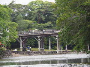 五十鈴川に゙架かる宇治橋の遠望