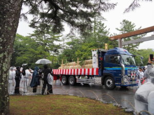 御樋代木を長野ルートで搬送してきたトラック