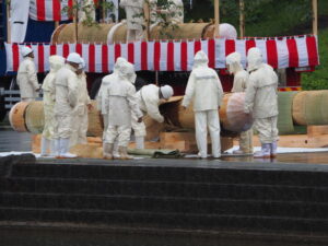 御樋代木のトラックから木そりへの積み替え