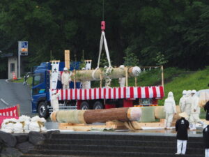 御樋代木のトラックから木そりへの積み替え