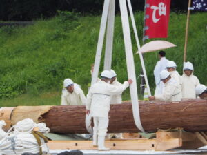 御樋代木のトラックから木そりへの積み替え