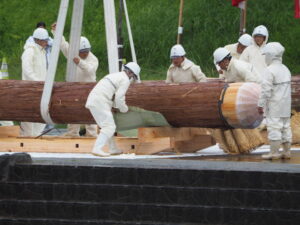 御樋代木のトラックから木そりへの積み替え