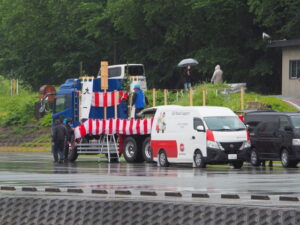 御樋代木を搬送する役目を終えた長野ルートのトラックとサービスカー