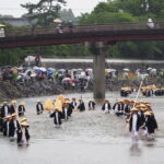御樋代木の奉曳（内宮・川曳）