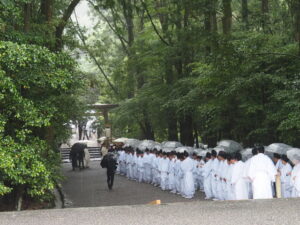 御樋代木の到着を待つ奉仕者(内宮)