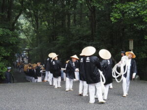 風日祈宮橋付近までの御樋代木の奉曳(内宮)