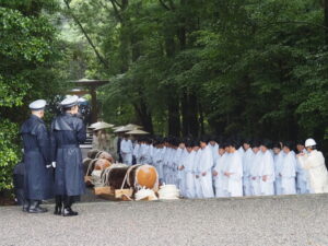 風日祈宮への参道に列ぶ3本の御樋代木(内宮)