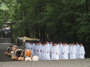風日祈宮への参道に列ぶ3本の御樋代木(内宮)