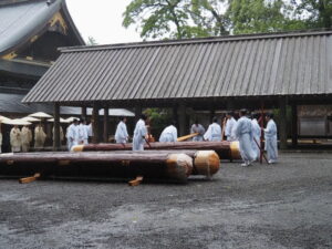 五丈殿へ安置される御樋代木(内宮)