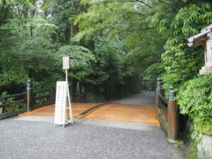 両側の表面に板が張られた養生された北御門参道の火除橋(外宮)