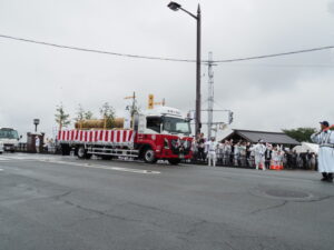 御樋代木を岐阜ルートで搬送してきたトラックの到着(度会橋東詰)