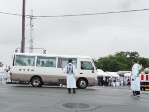 神職らが乗車するマイクロバスの到着(度会橋東詰)