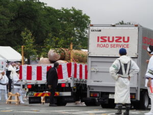 御樋代木を岐阜ルートで搬送してきたトラックと帯同してきたサービスカー