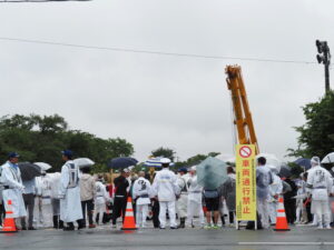 御樋代木のトラックから奉曳車への積み替え(度会橋東詰広場)