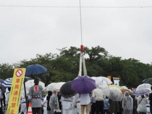 御樋代木のトラックから奉曳車への積み替え(度会橋東詰広場)
