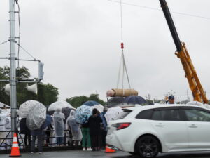 御樋代木のトラックから奉曳車への積み替え(度会橋東詰広場)