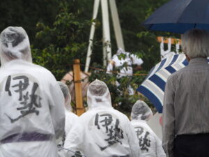 御樋代木のトラックから奉曳車への積み替え(度会橋東詰広場)