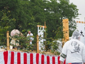 奉曳車へ積み替えられた御樋代木(度会橋東詰広場)