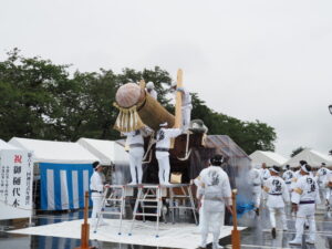 御樋代木を搬送する奉曳車の飾り付け(度会橋東詰広場)