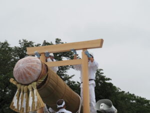 御樋代木を搬送する奉曳車の飾り付け(度会橋東詰広場)