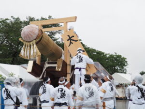 御樋代木を搬送する奉曳車の飾り付け(度会橋東詰広場)