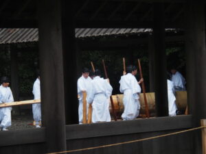 五丈殿へ安置される御樋代木(外宮)