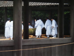 五丈殿へ安置される御樋代木(外宮)