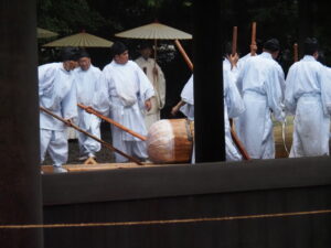 五丈殿へ安置される御樋代木(外宮)