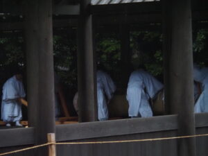 五丈殿へ安置される御樋代木(外宮)