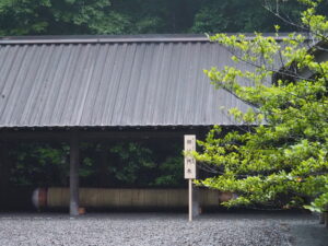 五丈殿に安置された御樋代木(外宮)