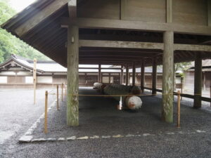五丈殿に安置された御樋代木（内宮）