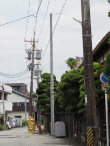 なかなか付け替えられない「どうした？この電柱」