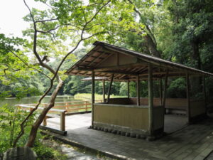 勾玉池の東屋（外宮）