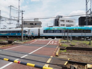 ミジュマルライナー＠踏切道 宮町第八号（JR桜新道踏切）