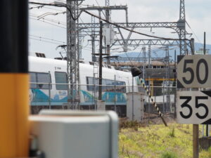 ミジュマルライナー＠踏切道 宮町第八号（JR桜新道踏切）