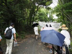 久世戸墓地への坂道