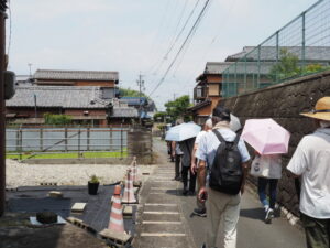 古市街道から久世戸坂へと続く岳道、さらに1本離れた道