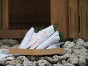 神前に供えられた御神杉（赤崎神社）
