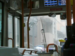 豪雨の中を走る栂ノ尾行のJRバス