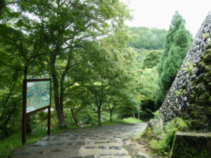 高雄バス停から高雄橋（清滝川）へと下る階段